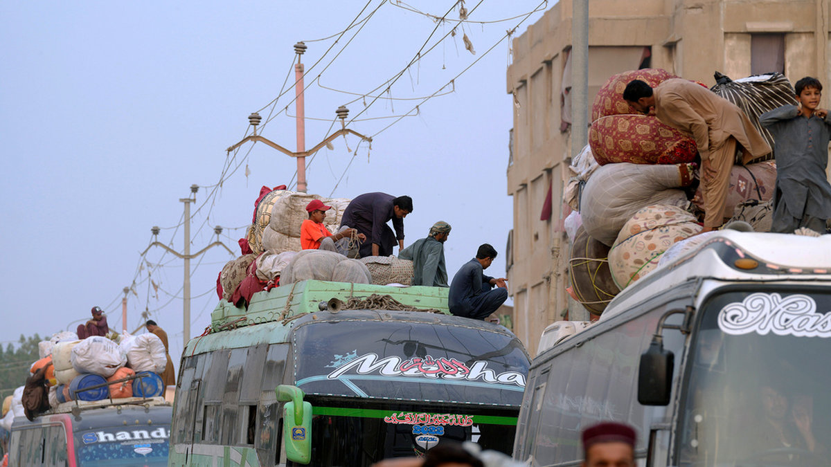 Afghaner lastar sina tillhörigheter på taken när de förbereder sig för att åka tillbaka till sitt hemland.