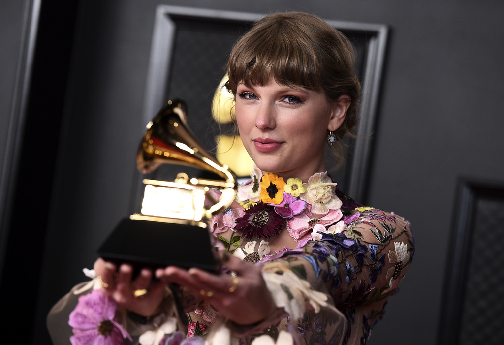 Taylor Swift med en Grammy i näven. Arkivbild.