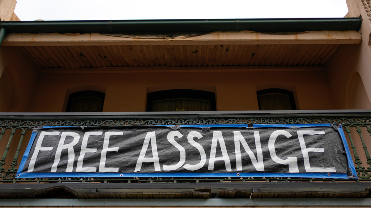 En uppmaning om att Wikielaksgrundaren Julian Assange ska friges uppsatt på en balkong i Sydney i Australien. Arkivbild.