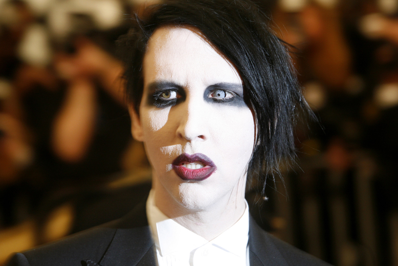 Marilyn Manson tänjer gränserna och ber om absint, mikropopcorn, Haribobjörnar och – håll i er – en skallig prostituerad kvinna utan tänder. 