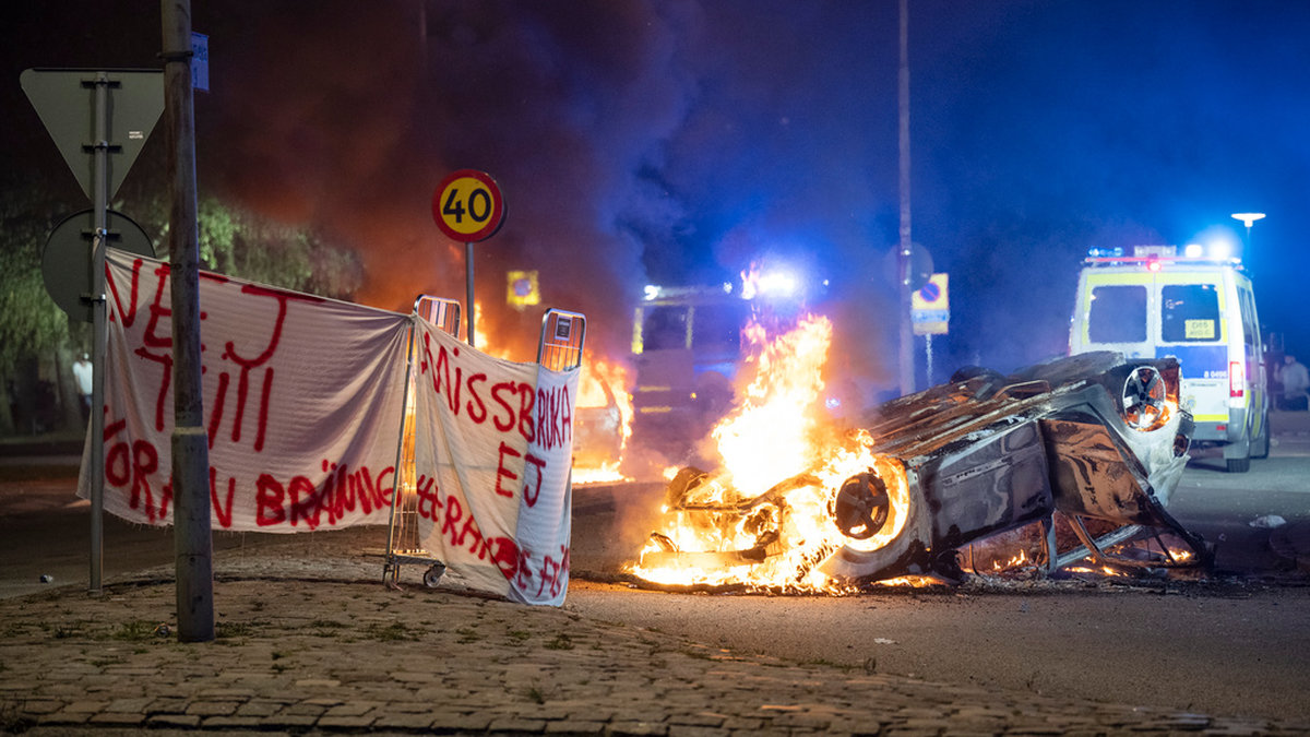 En banderoll med texten 'Nej till koranbränning. Missbruka ej yttrandefriheten' utplacerad i Rosengård efter en koranbränning i Malmö den 3 september. Arkivbild.