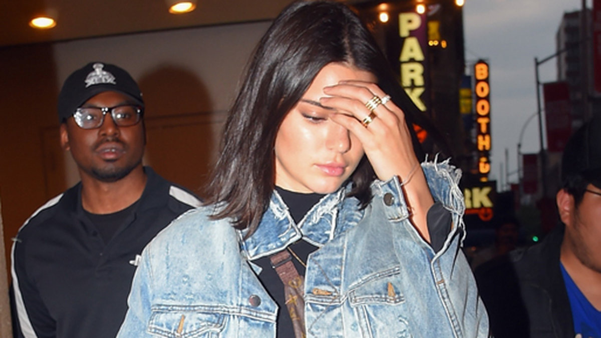 Kendall Jenner lämnar kyrkan i New York.