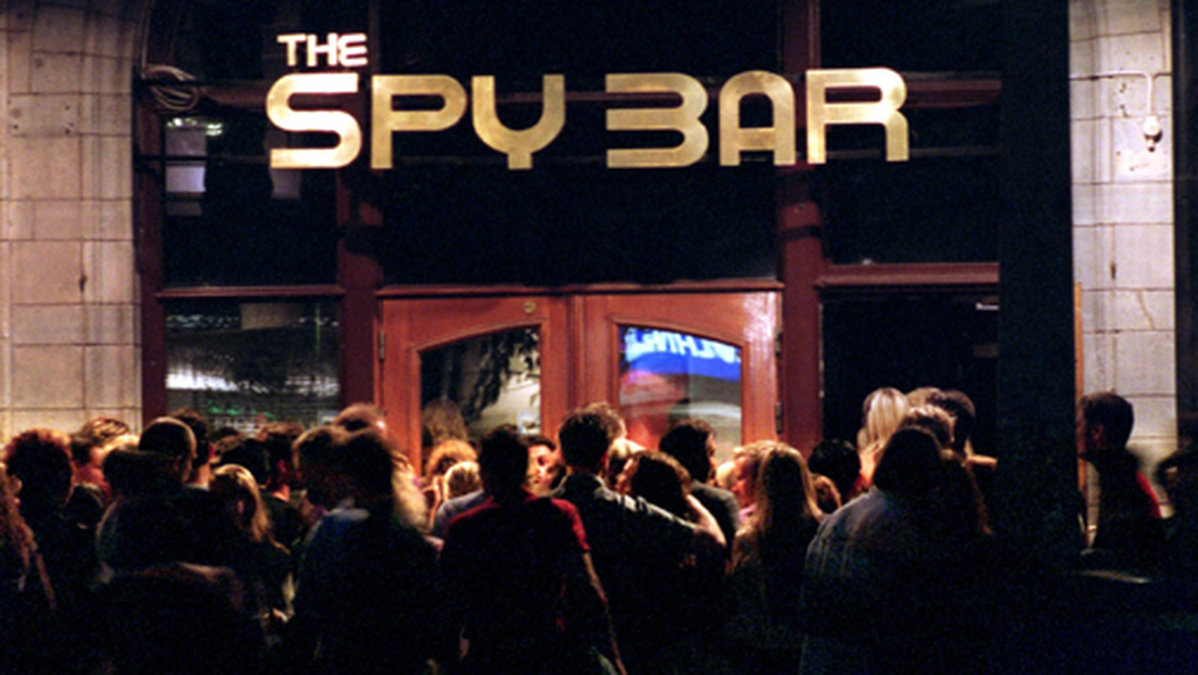 Utanför Spy Bar ringlar sig kön lång. 