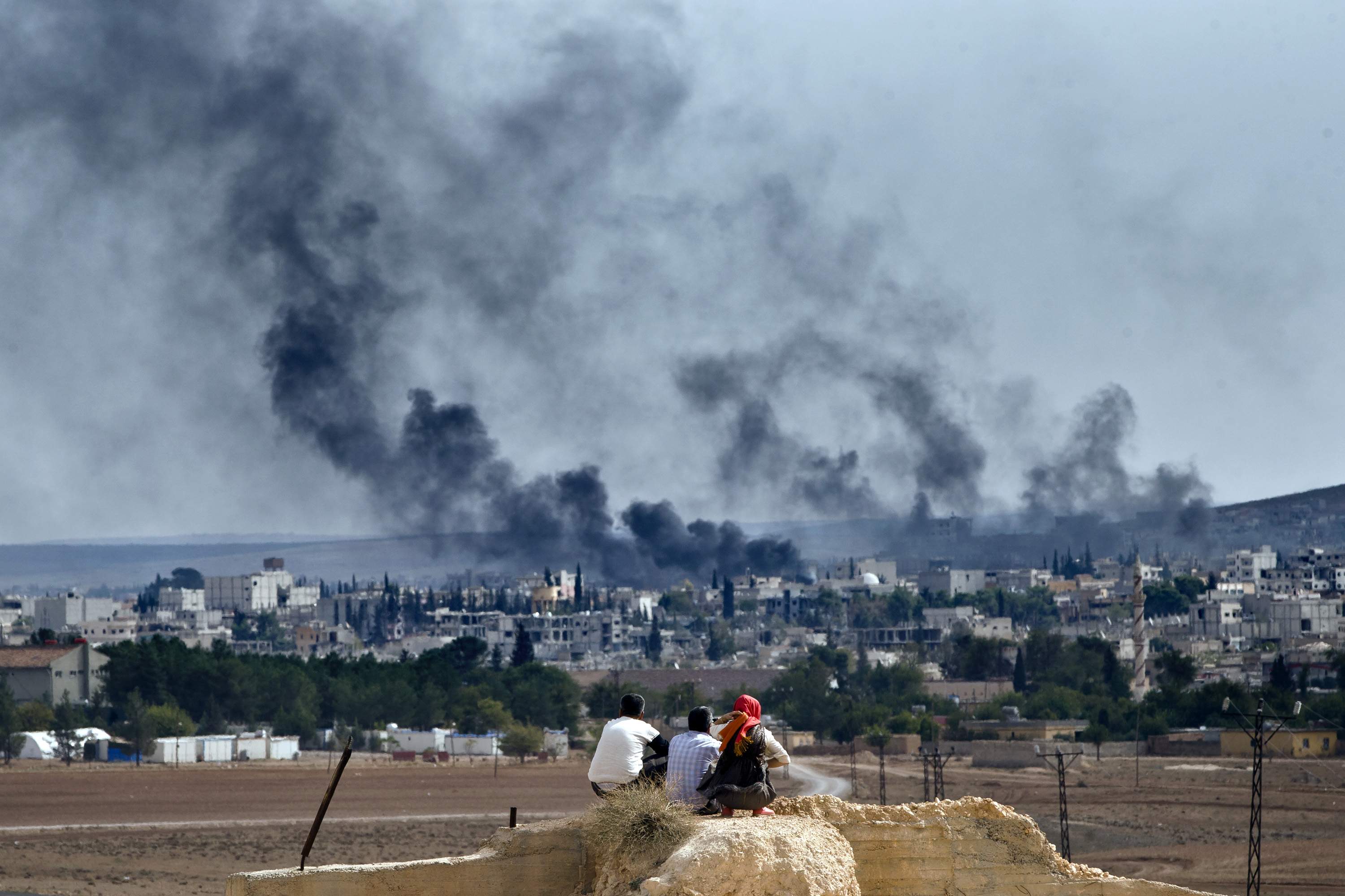 Under 2014 har kriget i Syrien rasat vidare och nu är närmare hälften av Syriens befolkning på flykt. Över 170 000 människor beräknas ha dödats. Här i Sverige har vi pratat om flyktingströmmar och ISIS frammarsch, men konflikten är komplicerad och det är få svenskar som vet vad det är som händer. Under 2014 har kriget i Syrien rasat vidare och nu är närmare hälften av Syriens befolkning på flykt. Över 170 000 människor beräknas ha dödats. Här i Sverige har vi pratat om flyktingströmmar och ISIS frammarsch, men konflikten är komplicerad och det är få svenskar som vet vad det är som händer.