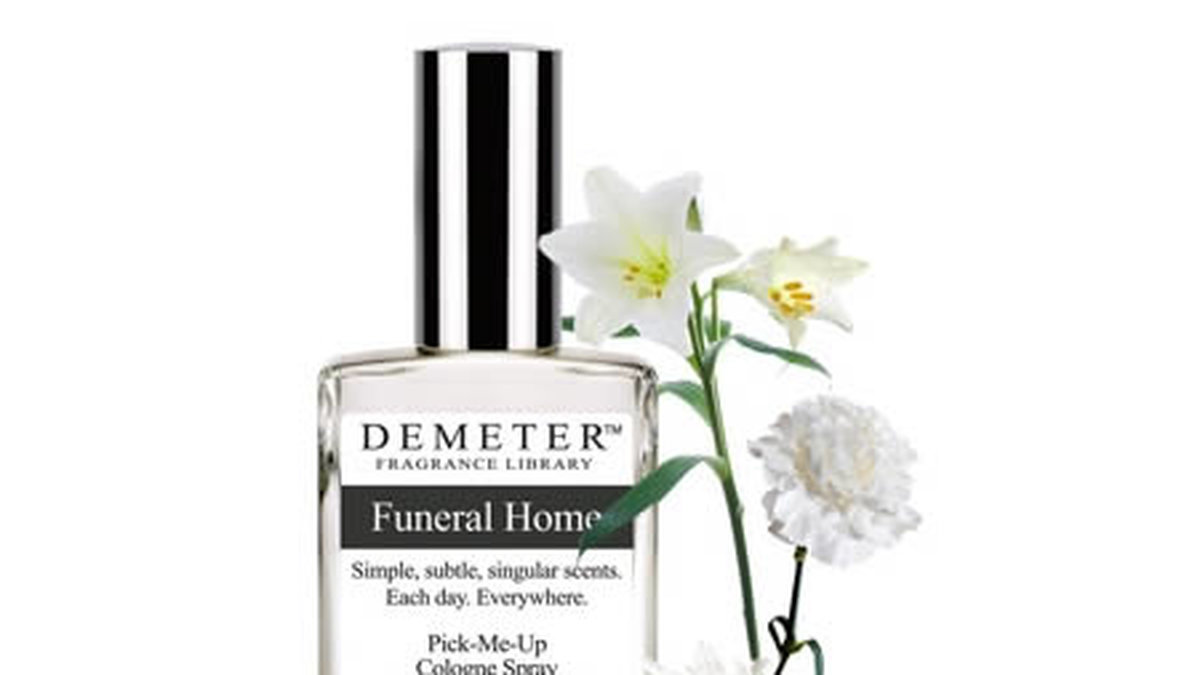 2. Funeral home scent: Blommor, trä och mattor – ungefär samma doft som begravningar brukar ha.