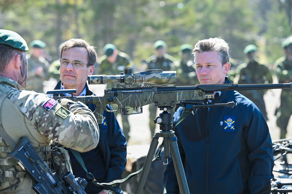 Statsminister Ulf Kristersson (M) och försvarsminister Pål Jonson (M) vid ett besök på militärövningen Aurora 23 i Stockholms skärgård. Arkivbild.