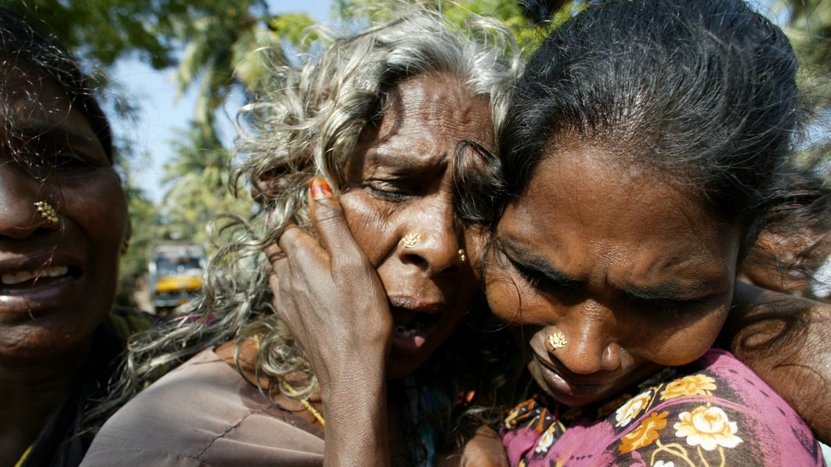 En indisk kvinna sörjer sina saknade. 