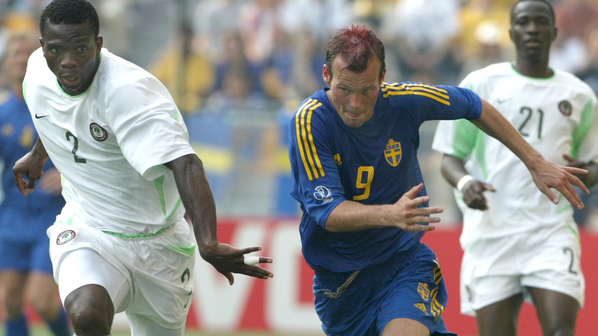 Ljungberg i aktion mot Nigeria under fotbolls-VM 2002.