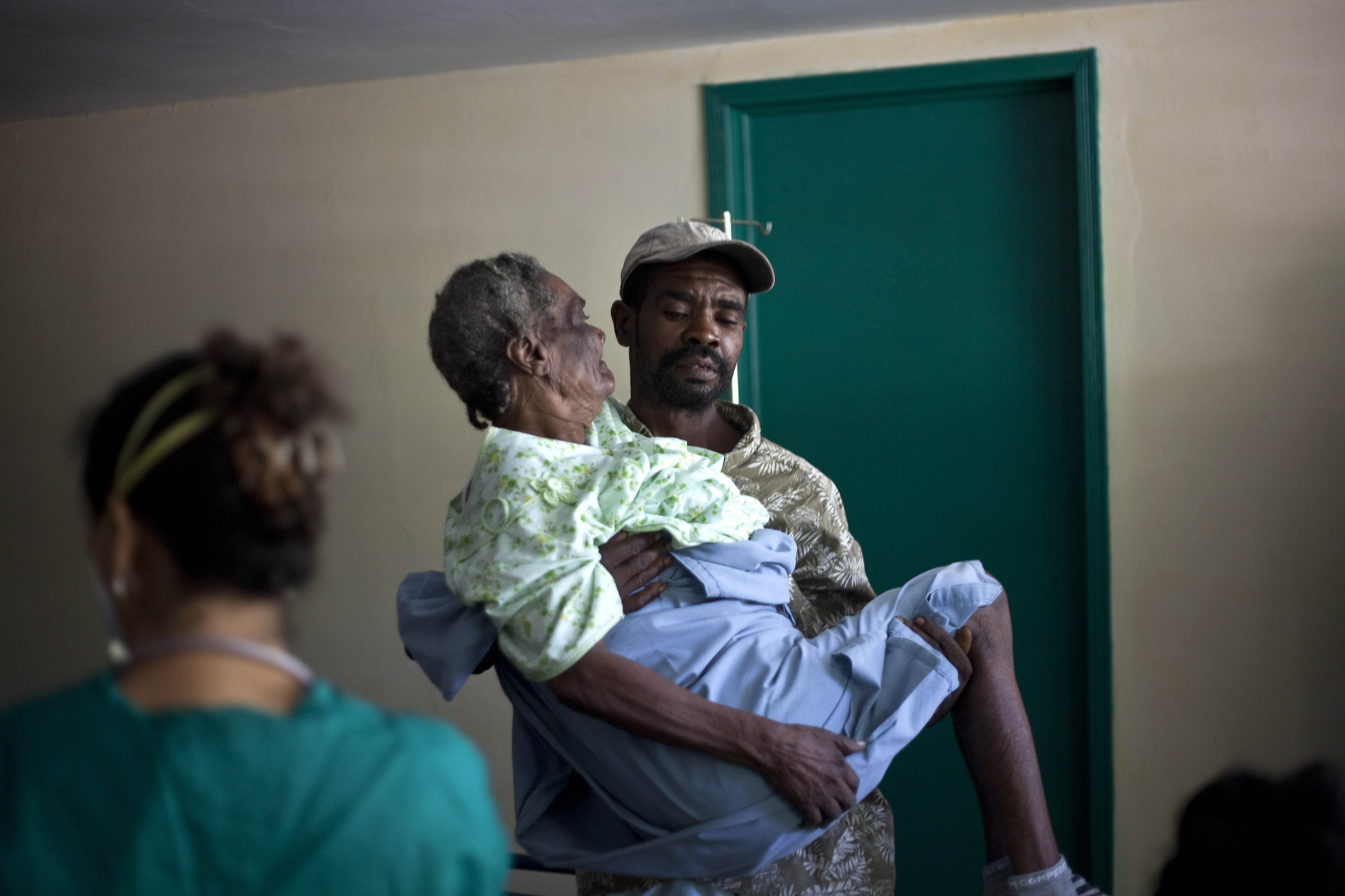 9/11/2010. Koleran slår stenhårt mot det redan hårt prövade Haiti. I början på november når smittan huvudstaden Port-au-Prince och dödsoffren blir snabbt allt fler. 