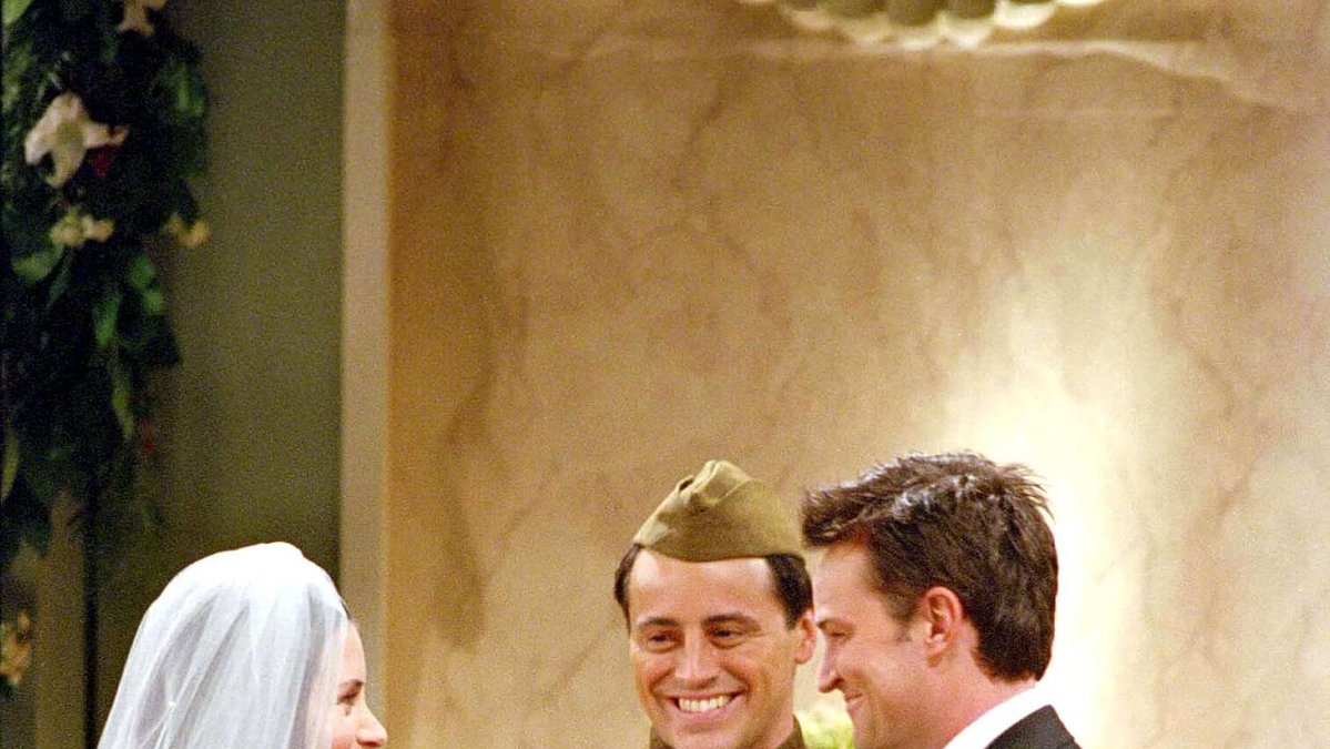 När Monica och Chandler gifte sig i serien var Joey vigselförrättare. 
