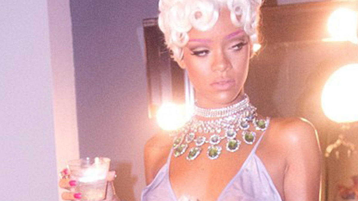 Rihanna älskar att gå på strippklubb. 