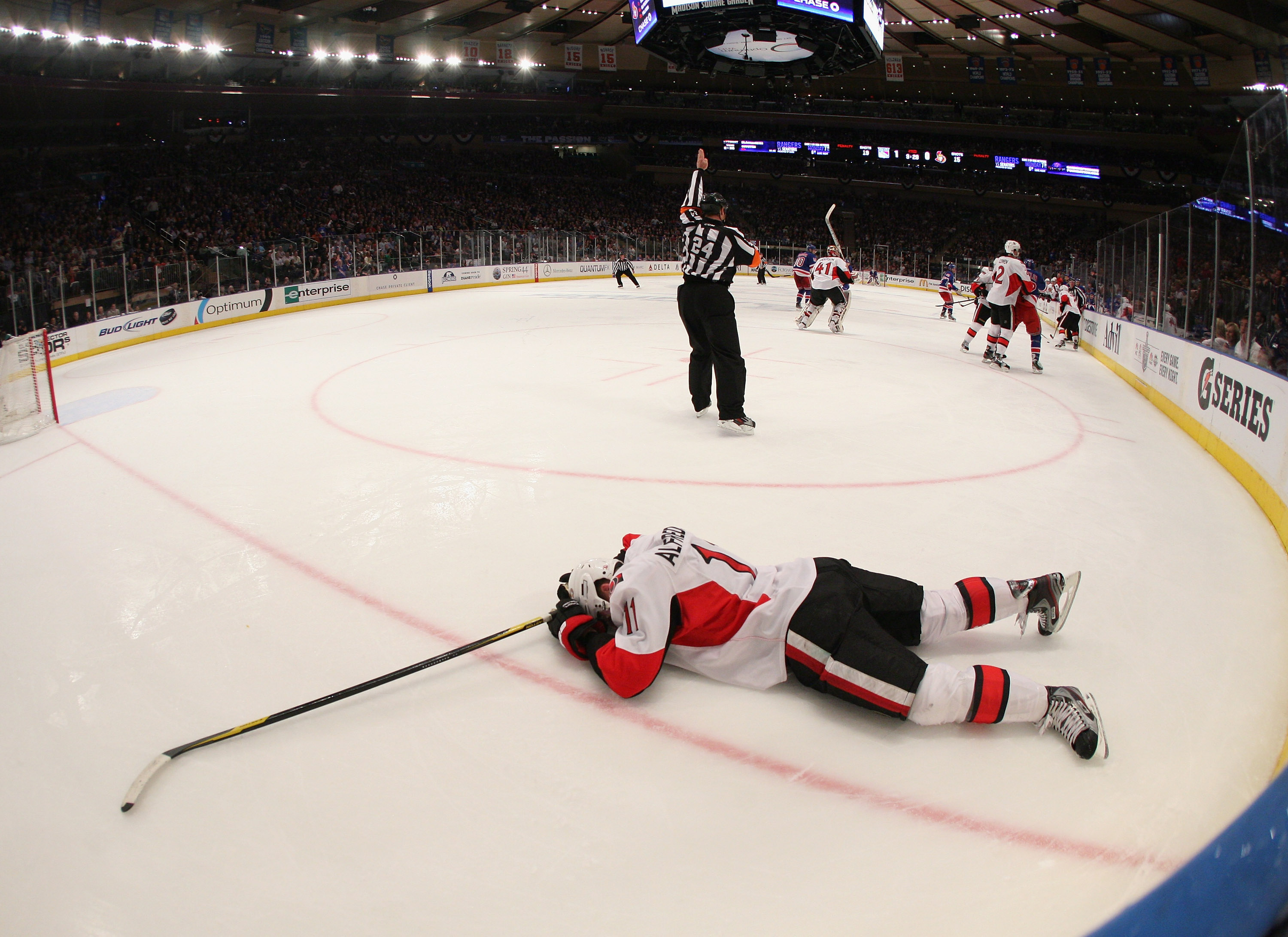 I lördagens match mellan Ottawa Senators och New York Rangers får Daniel Alfredsson en riktigt ful tackling av Carl Hagelin