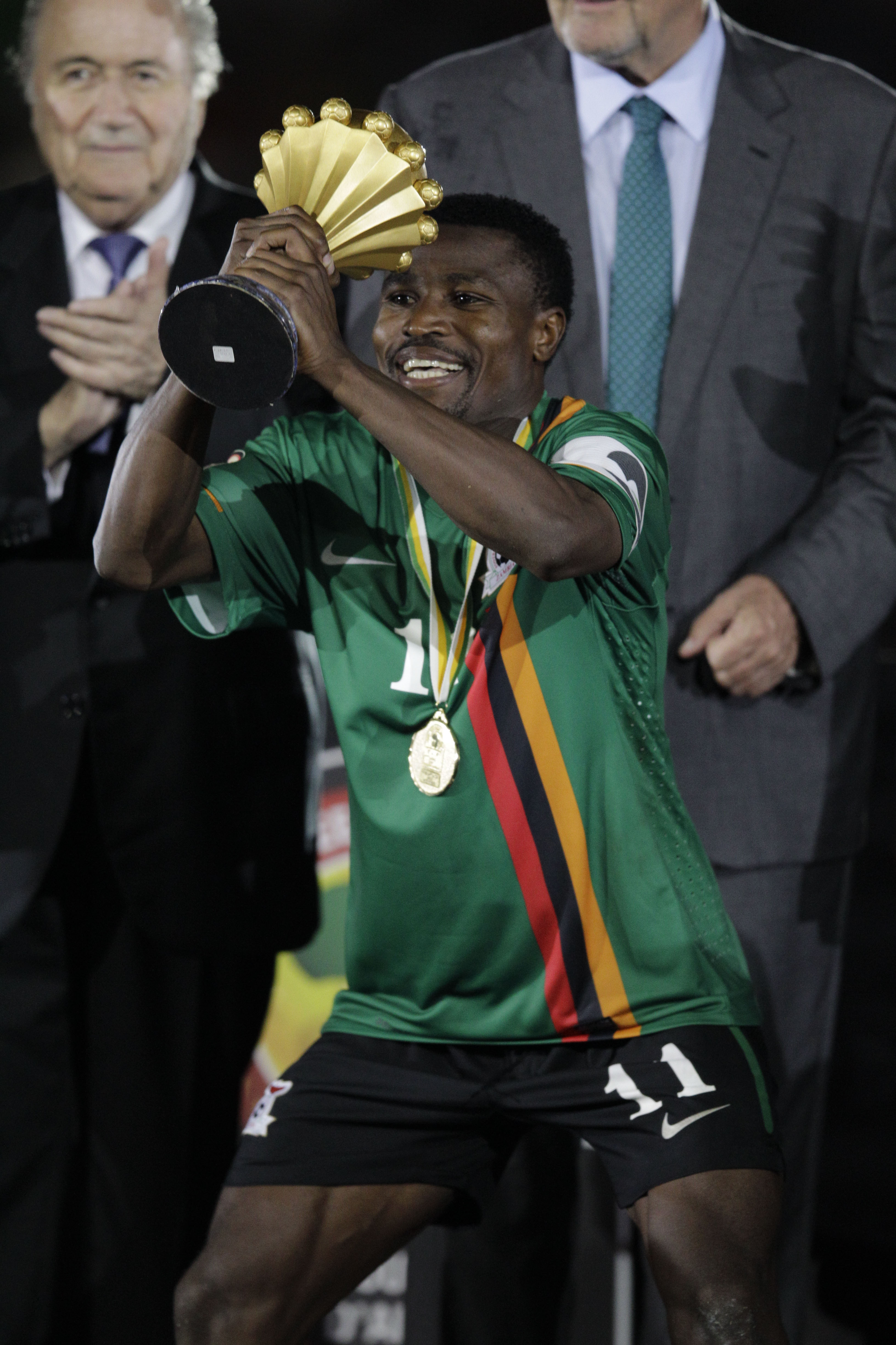 Zambia-kaptenen Christopher Katongo lyfter bucklan framför Fifa-presidenten Sepp Blatter.