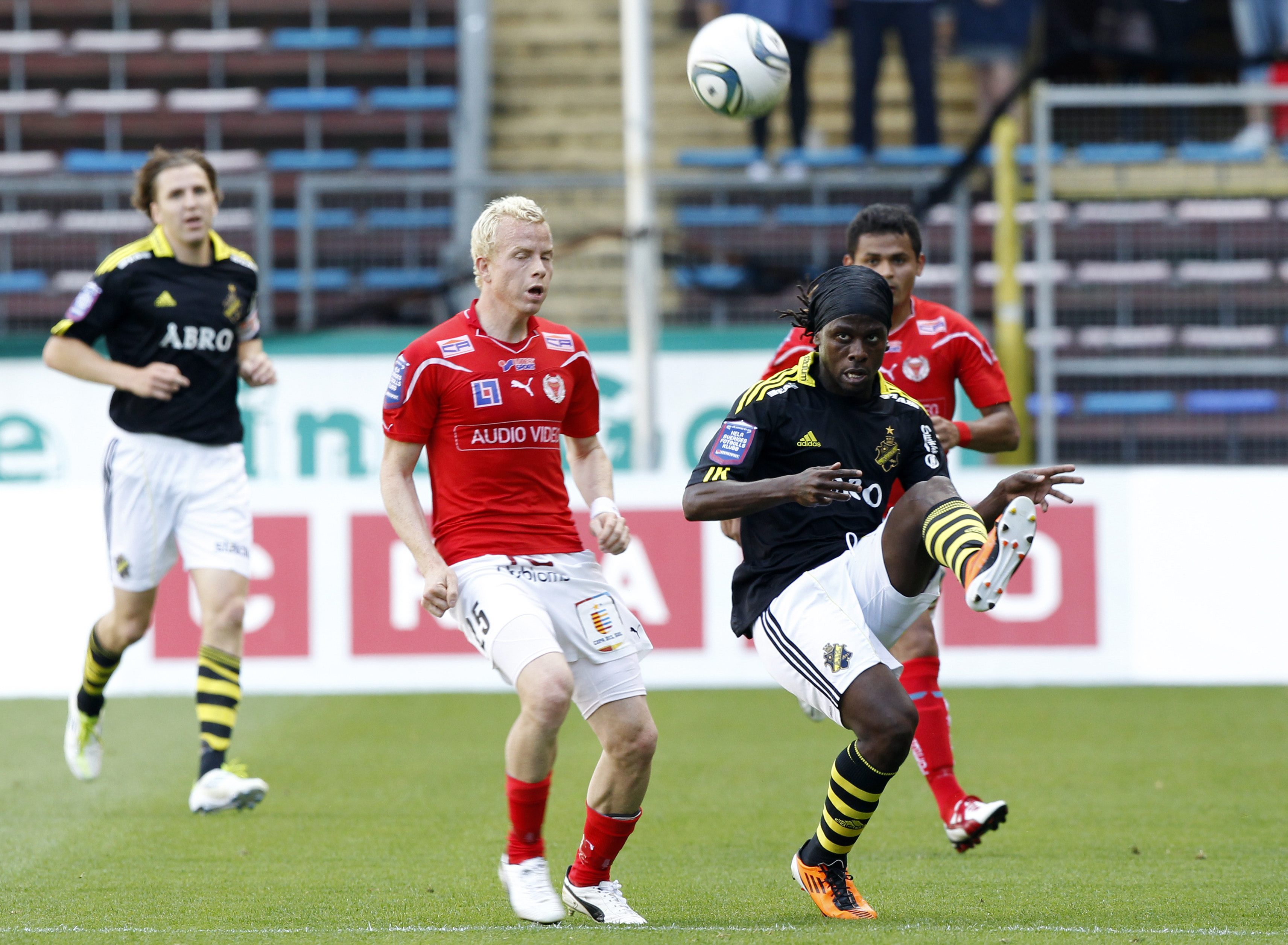 Martin Mutumba i duell med Tobias Eriksson.