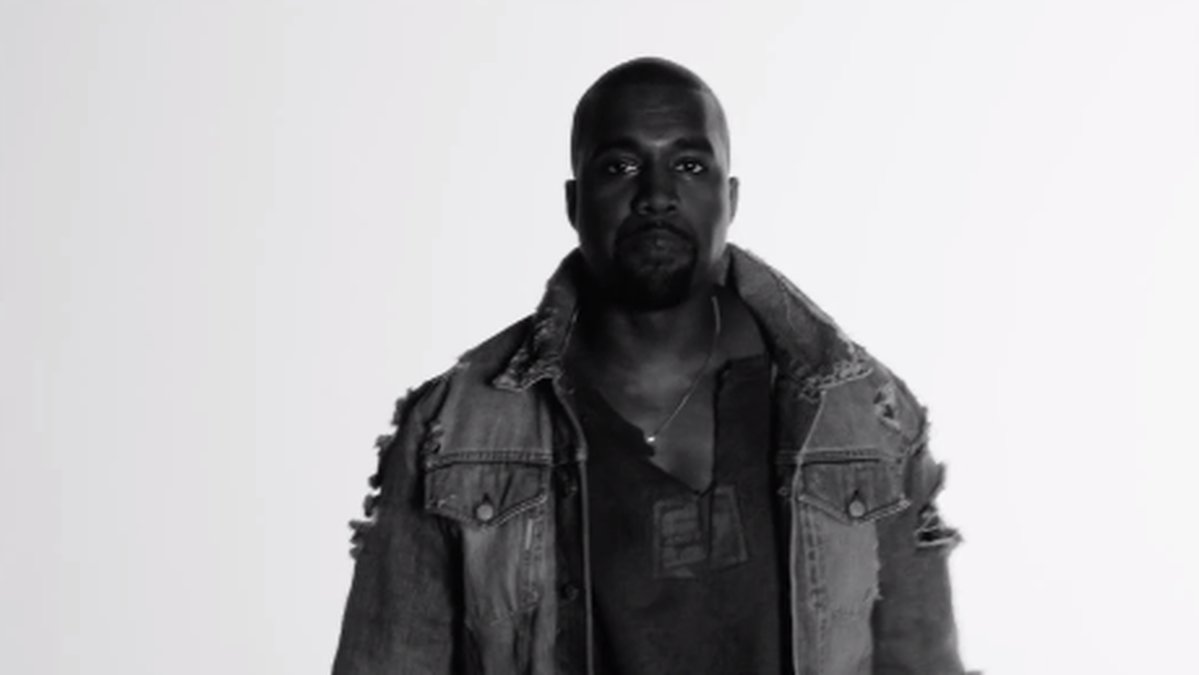 I videon kan man säga att Kanye går omkring och är Kanye. 