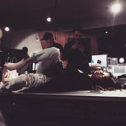 Selena Gomez chillar på en köksbänk. Selena Gomez chillar på en köksbänk.