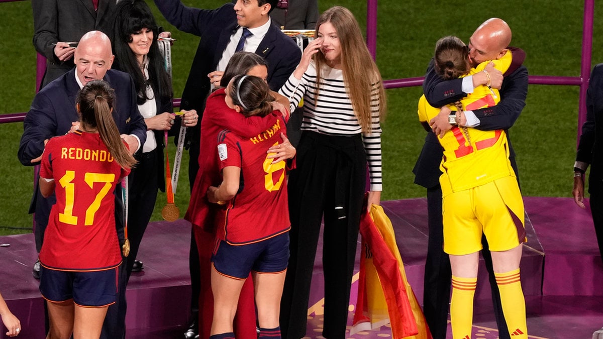 Spanska fotbollsförbundets ordförande Luis Rubiales (till höger) stal all uppmärksamhet från damernas VM-guld när han kysste mittfältaren Jennifer Hermoso under medaljceremonin. Här kramar han målvakten Enith Salon.