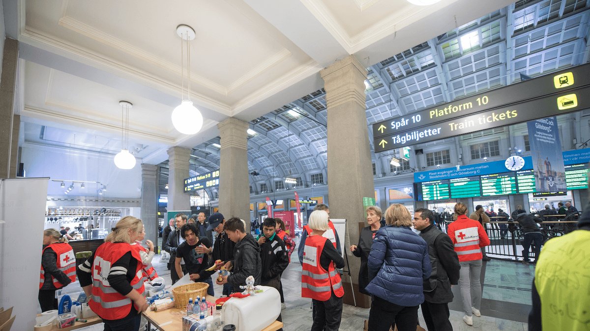 Röda korset hjälper flyktingar på centralen i Stockholm.
