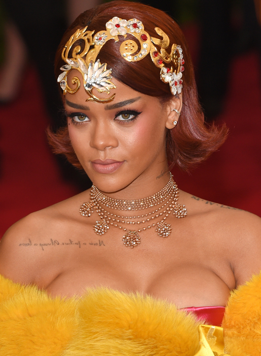 Rihanna på röda mattan i kreation designad av Guo Pei. Rihanna på röda mattan i kreation designad av Guo Pei.