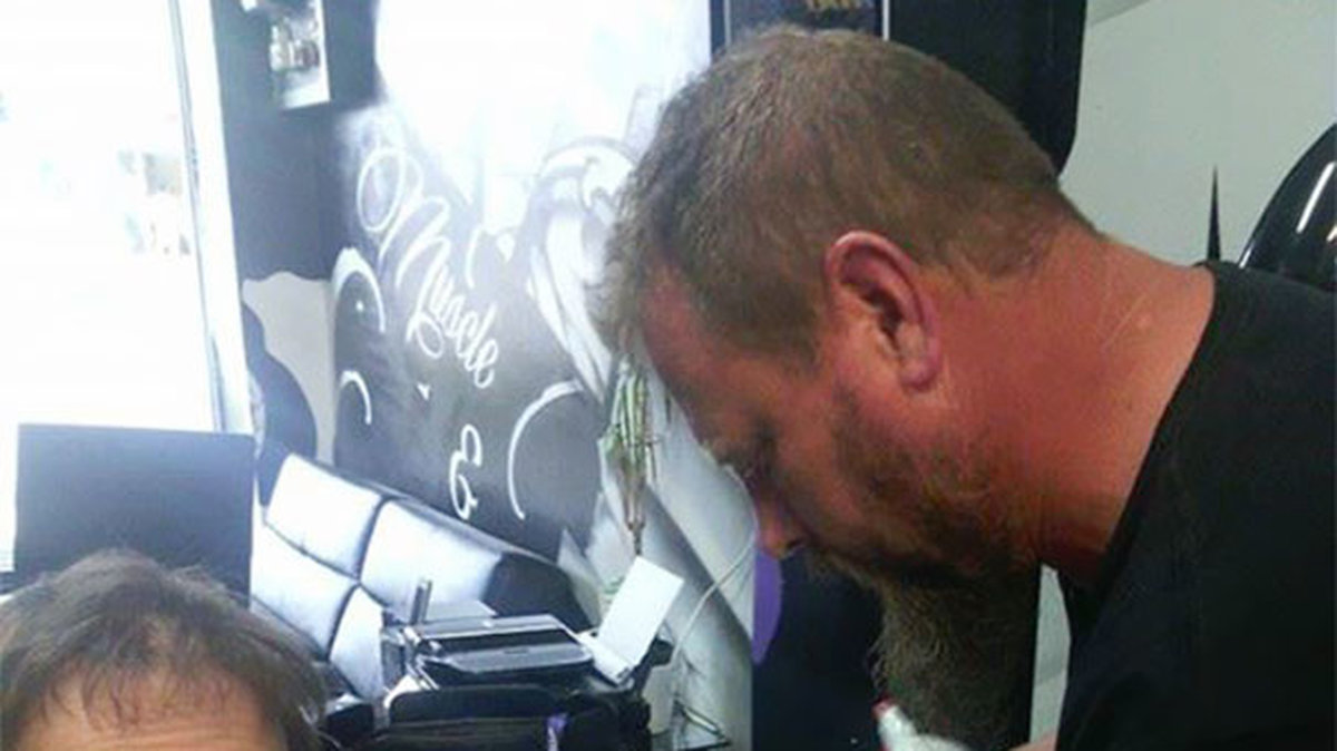 Varje fredag får Suzie en tatuering av tatueraren Jason Ward.