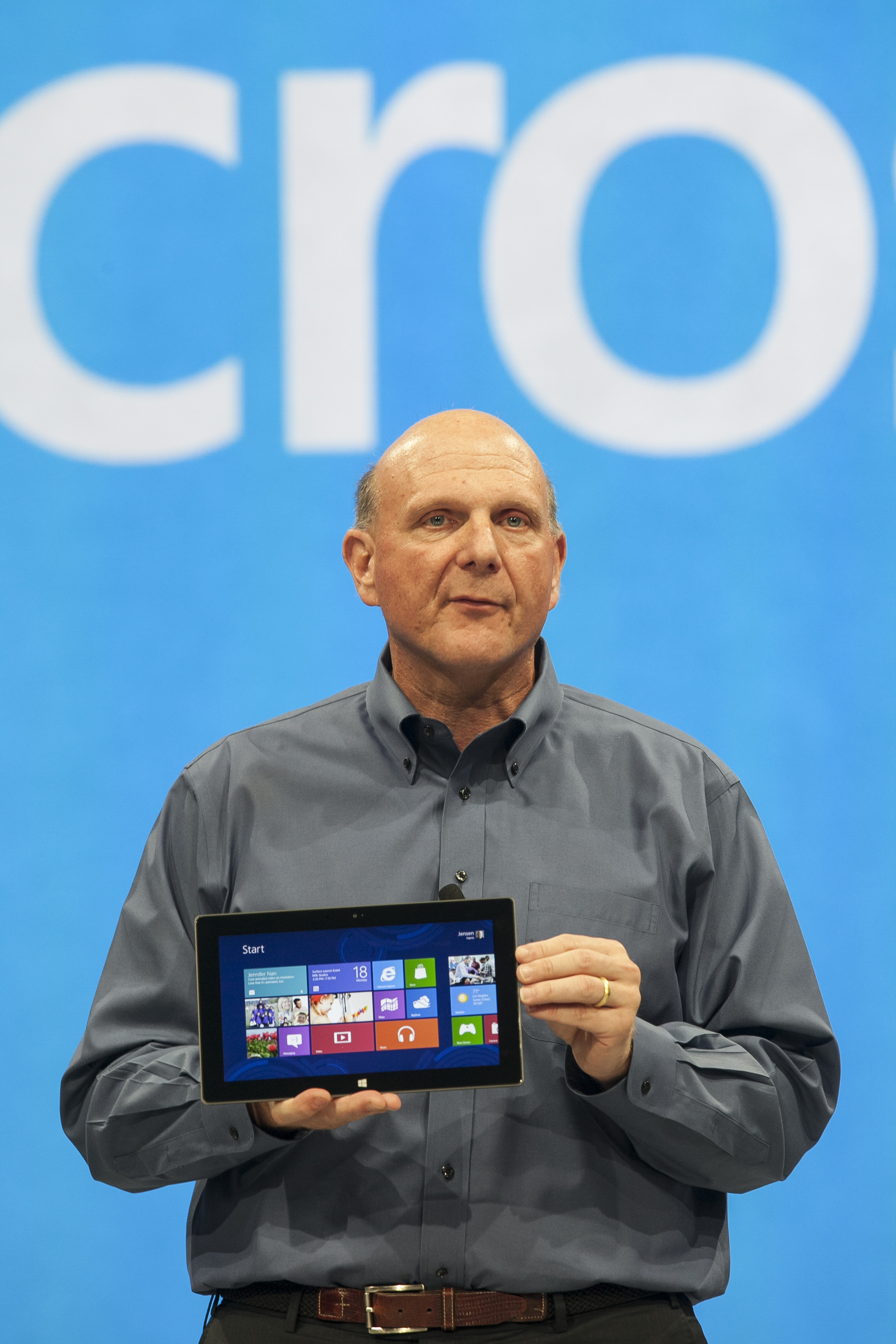 Microsoft vd Steve Ballmer visar upp nya plattan "Surface".