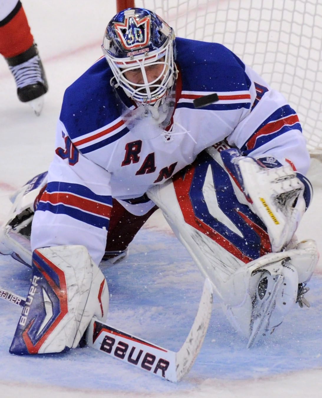 En storspelande "Kung Henrik" Lundqvist höll tätt när hans Rangers slog Ottawa på bortais och tog en 2-1-ledning i matcher. En storspelande "Kung Henrik" Lundqvist höll tätt när hans Rangers slog Ottawa på bortais och tog en 2-1-ledning i matcher.