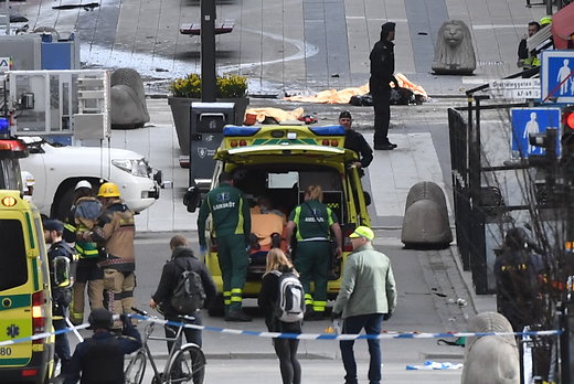 Hemska bilder från terrorattentatet på Drottninggatan. Människor på Drottninggatan.