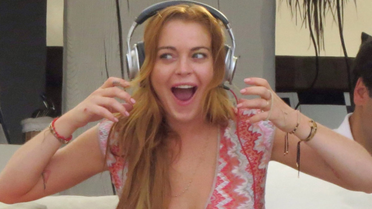Lindsay lyssnar på lite musik på Ibiza. 