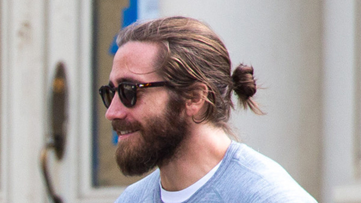 Jake Gyllenhaal är tjusig i sin man bun. 