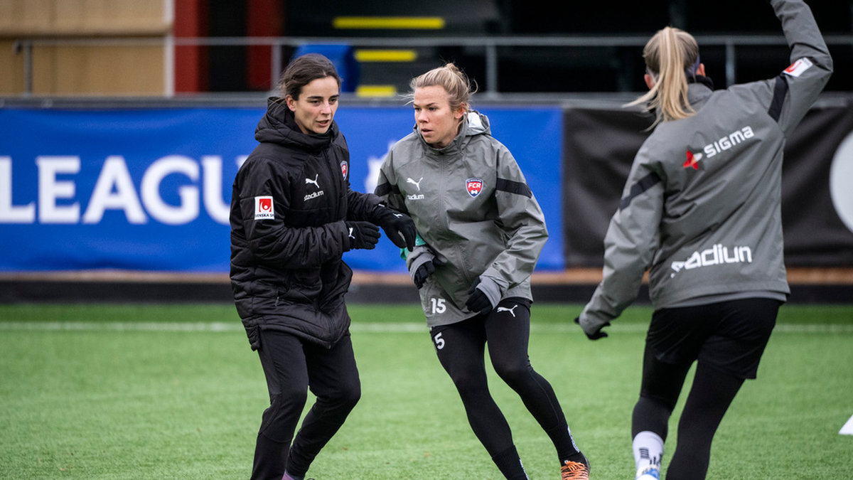 Rosengårds tränare Renée Slegers deltar på träningen och ställs här mot högerbacken Jessica Wik, som kan ta steget in som mittback när Malmöklubben har skadekris inför bortamatchen mot Benfica i Champions League.
