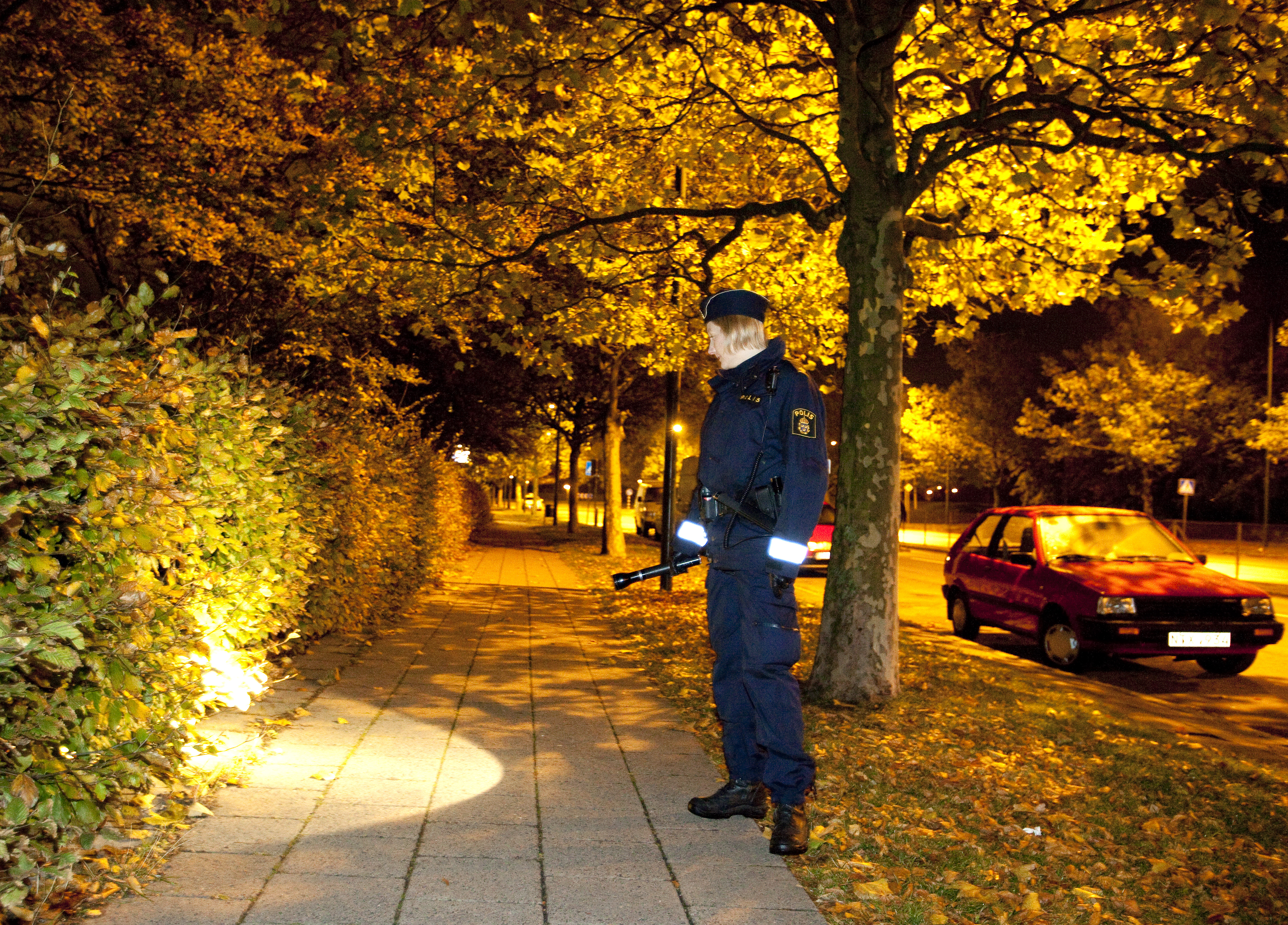 Polisen jagar nu en eller flera okända gärningsmän som skjuter mot oskyldiga i Malmö.