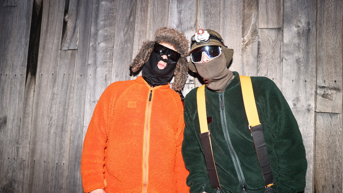 Hooja och DJ Mårdhund har blivit uppmärksammade för sina självironiska texter om livet i Norrbotten. Efter att Aftonbladet visat deras ansikten har många fans blivit upprörda. Nu backar gruppen Bolaget upp dem genom att bojkotta Aftonbladets musikpris. Arkivbild.