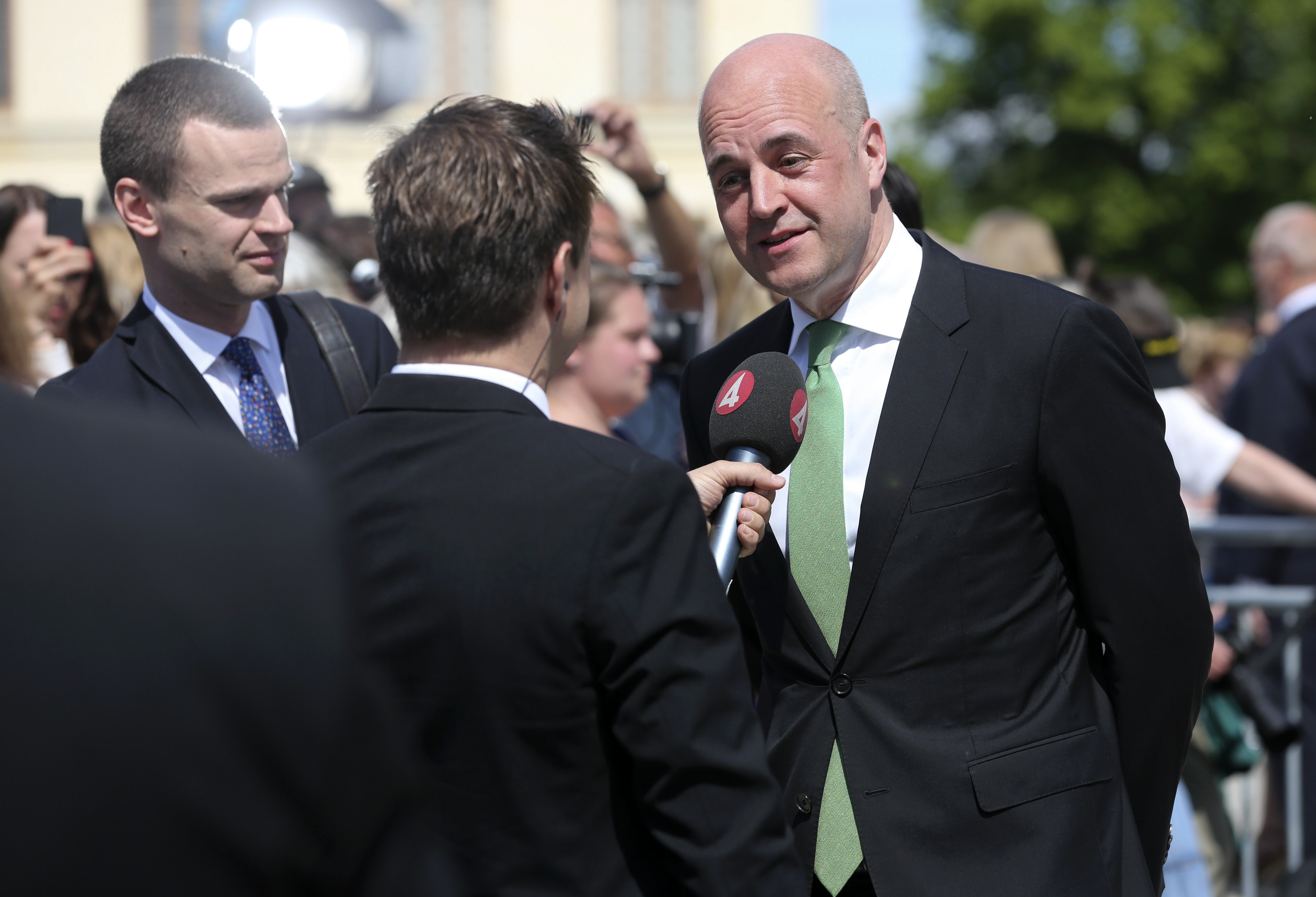 Statsminister Fredrik Reinfeldt intervjuas. Statsminister Fredrik Reinfeldt intervjuas.