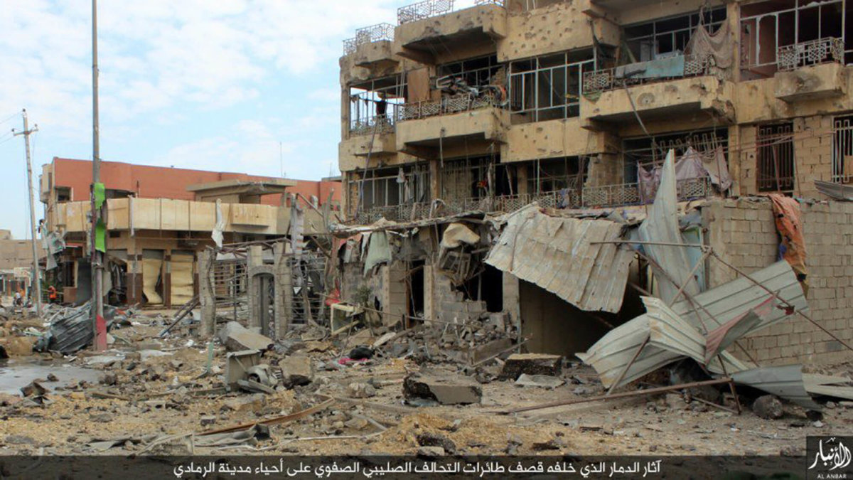 Den här bilden postades av IS-anhängare och visar vilken skada som gjorts i staden. Bilden är tagen dagen innan irakiska styrkor återtog Ramadi. Texten på arabiska lyder ”Skador från luftanfall i Ramadi”.