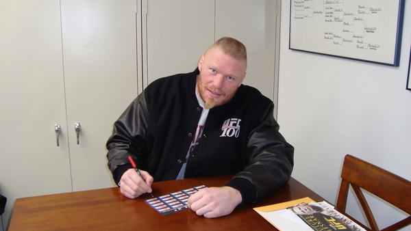 Brock Lesnar signerar sponsormaterial.