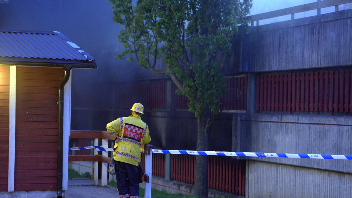 Natten till måndagen sattes totalt sju bilar i brand i ett parkeringsgarage i Husby.