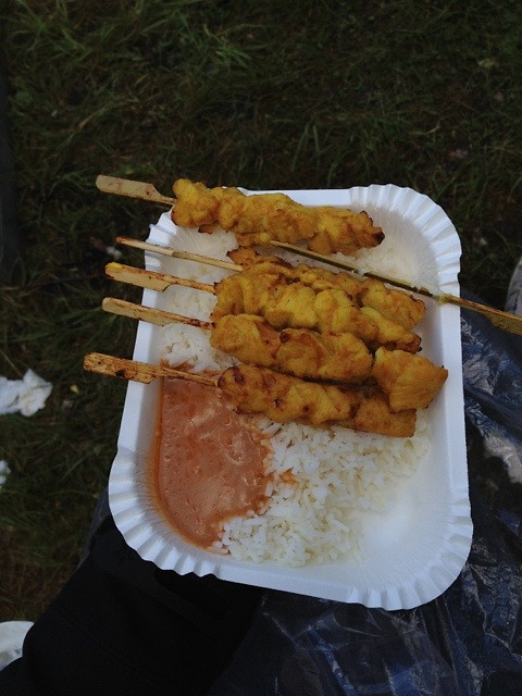 Festivalmat kan se ut på många vis. Här i någon form av spett. Festivalmat kan se ut på många vis. Här i någon form av spett.