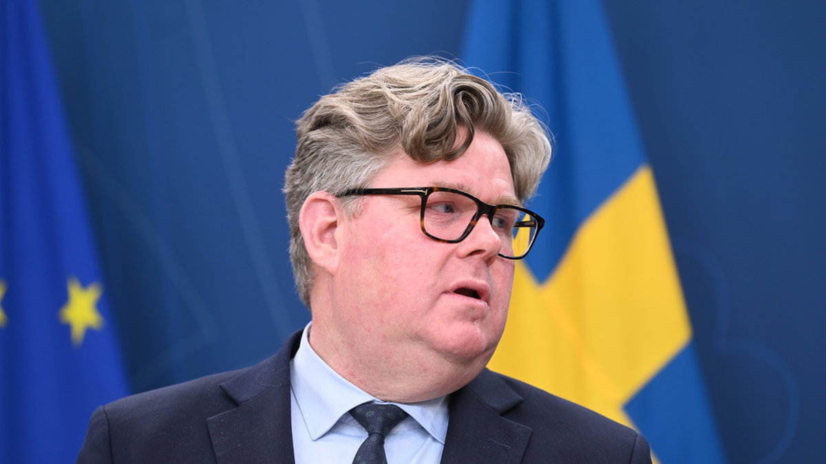 Regeringens beslut om att kvinnan ska utvisas med återvändandeförbud på livstid är undertecknat av justitieminister Gunnar Strömmer, skriver GP och UG.