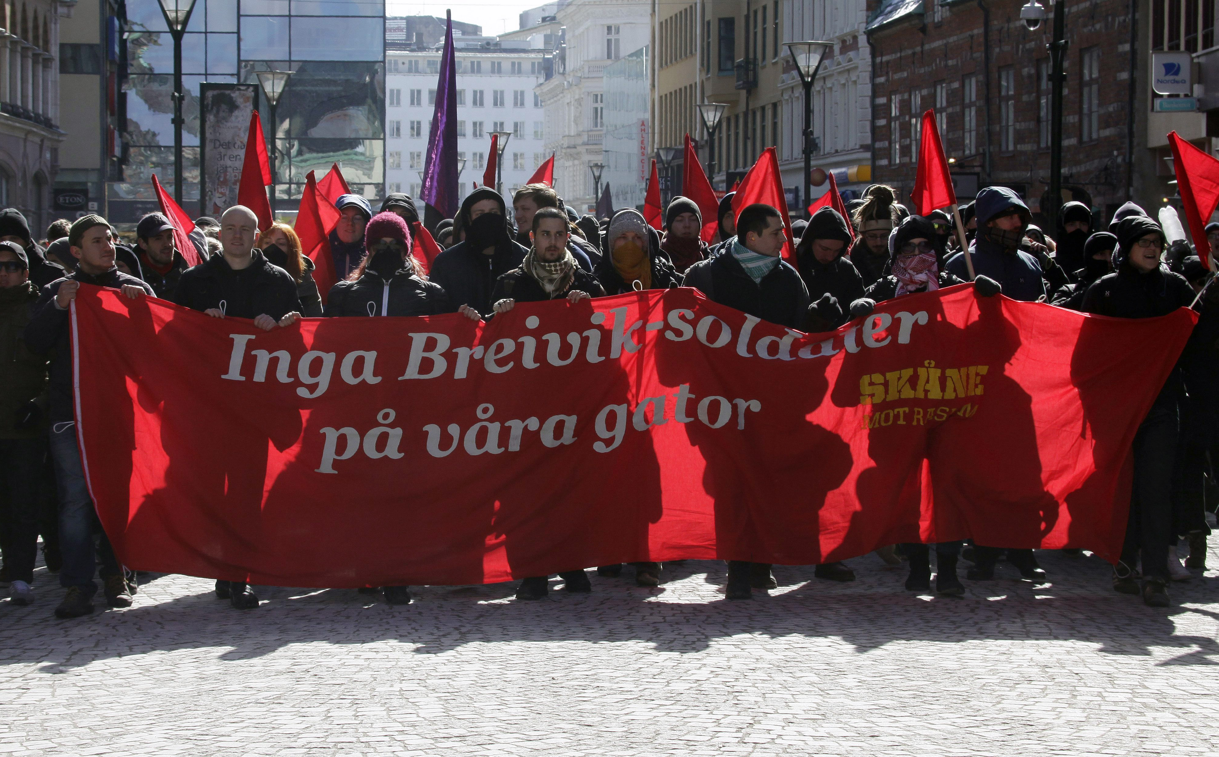 Två motdemonstrationer anordnades. Den ena av Vänsterpartiet och den andra, som inte beviljats tillstånd, av "sympatisörer till nätverket Antifascistisk aktion", enligt Sydsvenskan. Två motdemonstrationer anordnades. Den ena av Vänsterpartiet och den andra, som inte beviljats tillstånd, av "sympatisörer till nätverket Antifascistisk aktion", enligt Sydsvenskan.