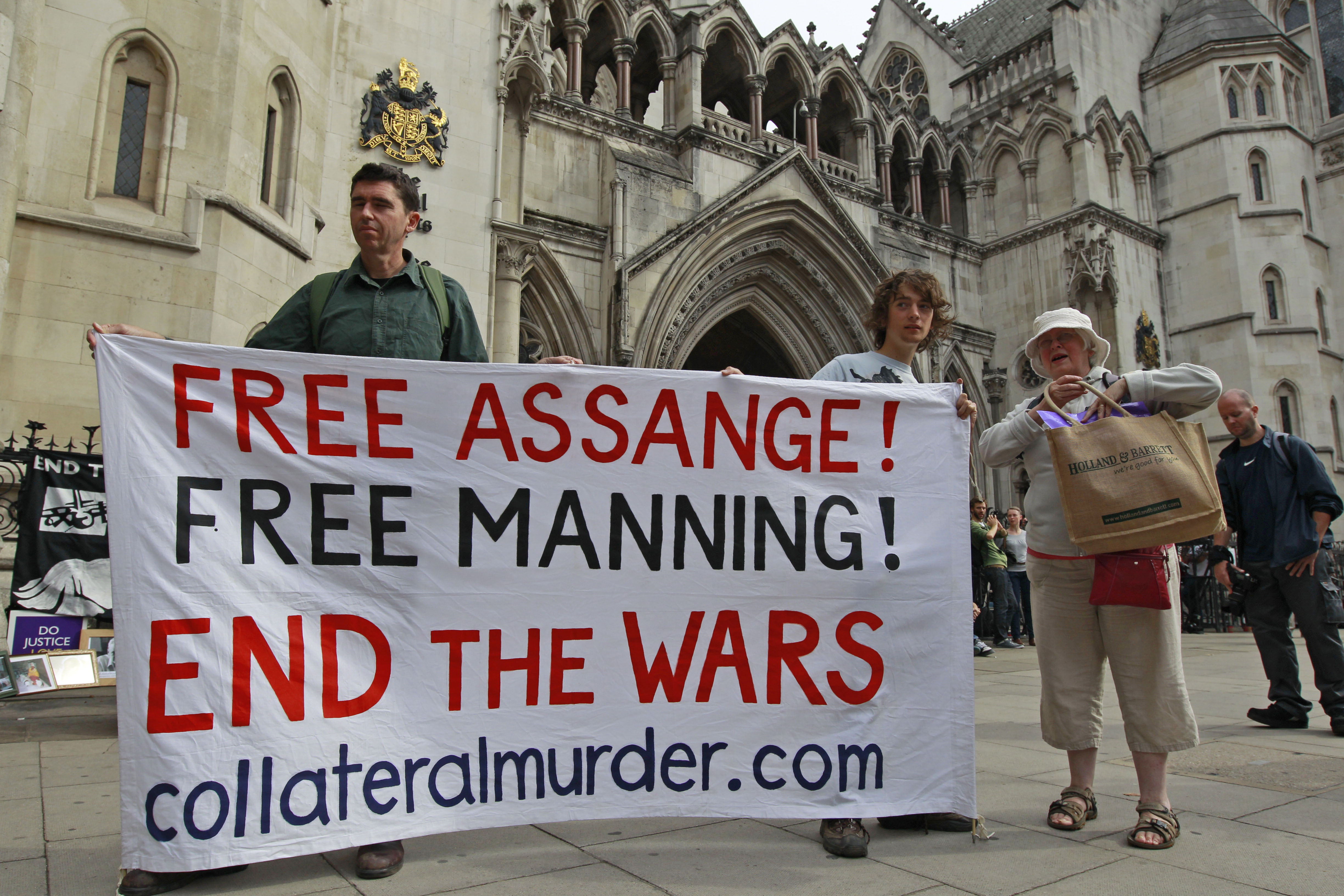 Protesterna har varit många och högljudda mot anklagelserna mot Assange.