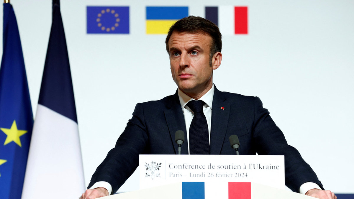 Frankrikes president Emmanuel Macron talar vid en pressträff i Élyséepalatset i Paris, efter att ha lett en konferens om hur stödet till Ukraina kan öka.