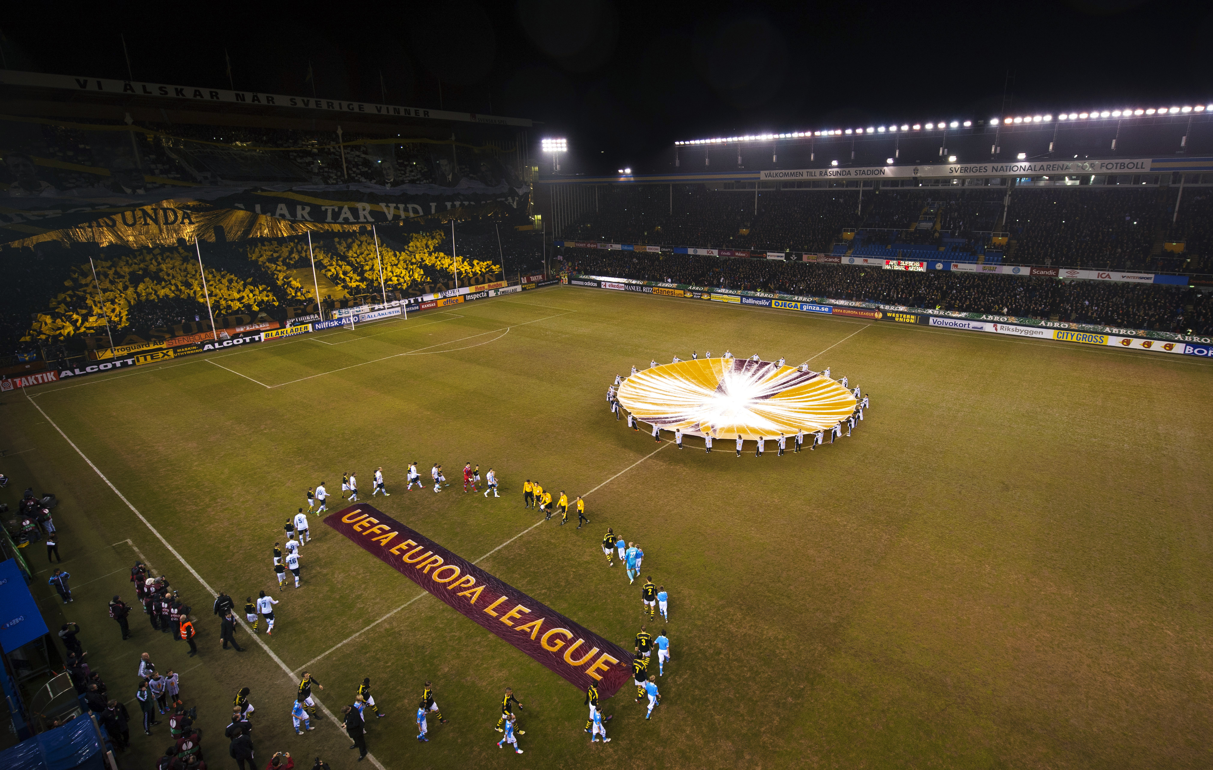 AIK-spelarna hyllade fansen efter den bittra förlusten mot Napoli. AIK-spelarna hyllade fansen efter den bittra förlusten mot Napoli.