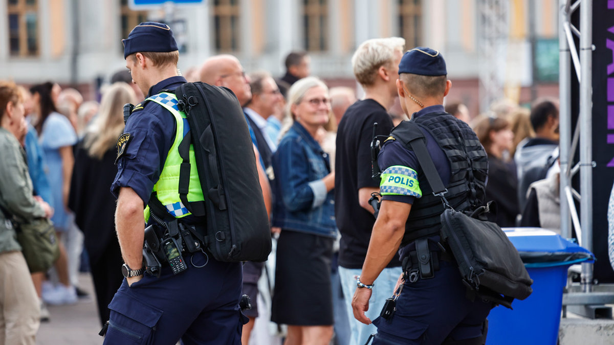 Poliser med förstärkningsvapen patrullerar under Stockholms kulturfestival efter att terrorhotnivån höjts från en trea till en fyra på den femgradiga skalan. Arkivbild.