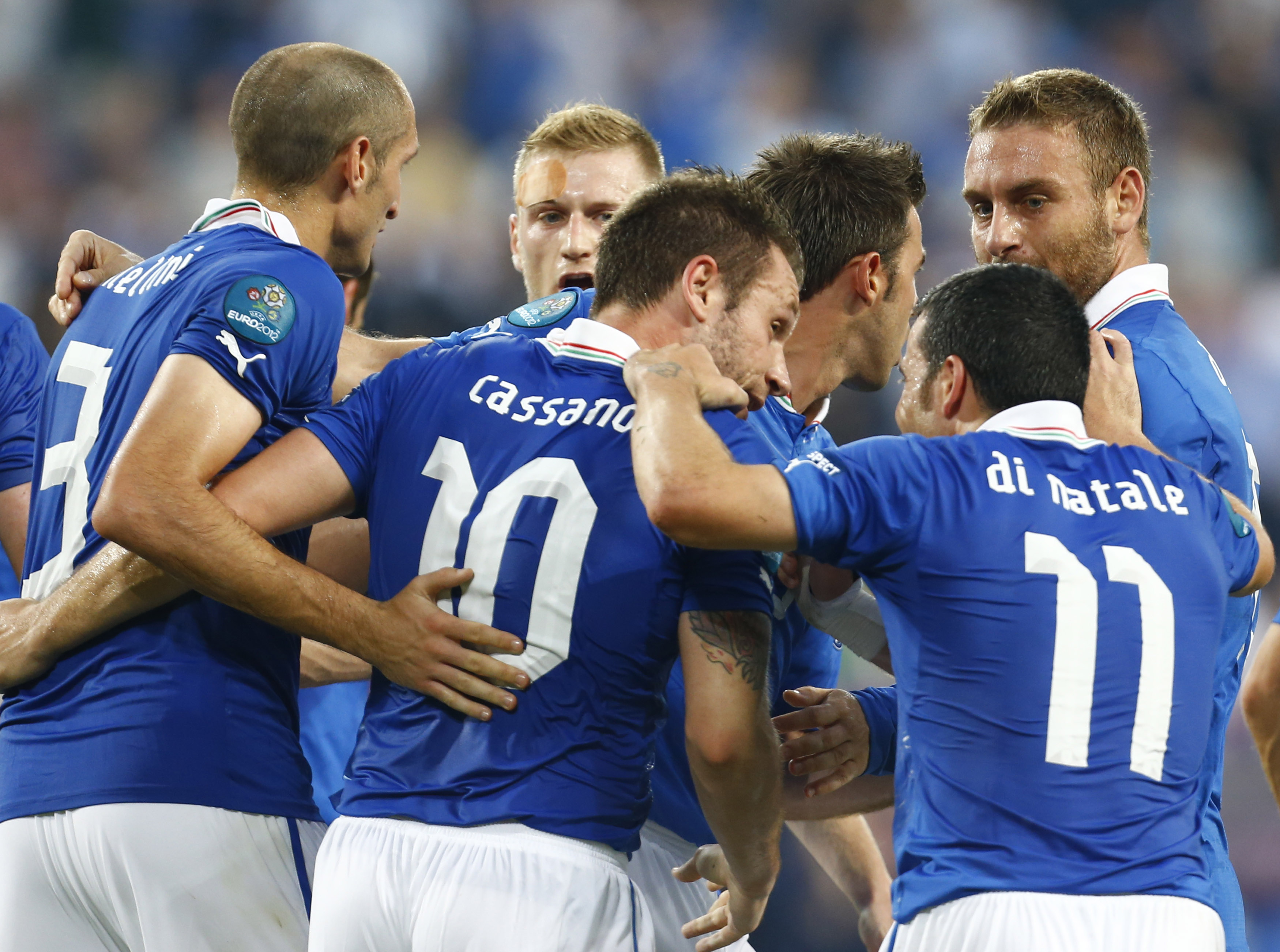 Lagkamraterna klappar om Cassano. Lagkamraterna klappar om Cassano.