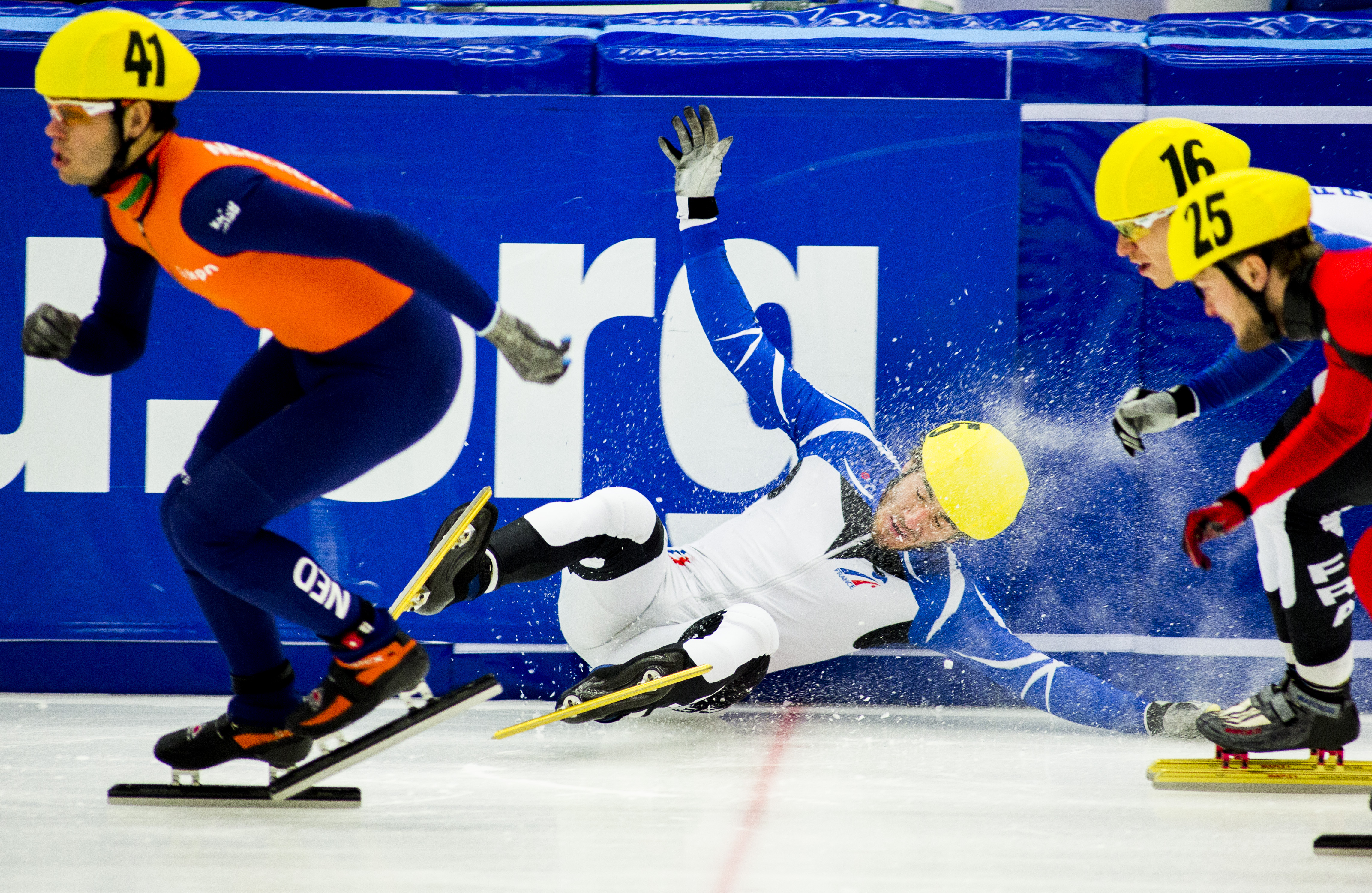Fransmannen Thibaut Fauconnet faller i semifinalen av EM i shorttrack. Fransmannen Thibaut Fauconnet faller i semifinalen av EM i shorttrack.