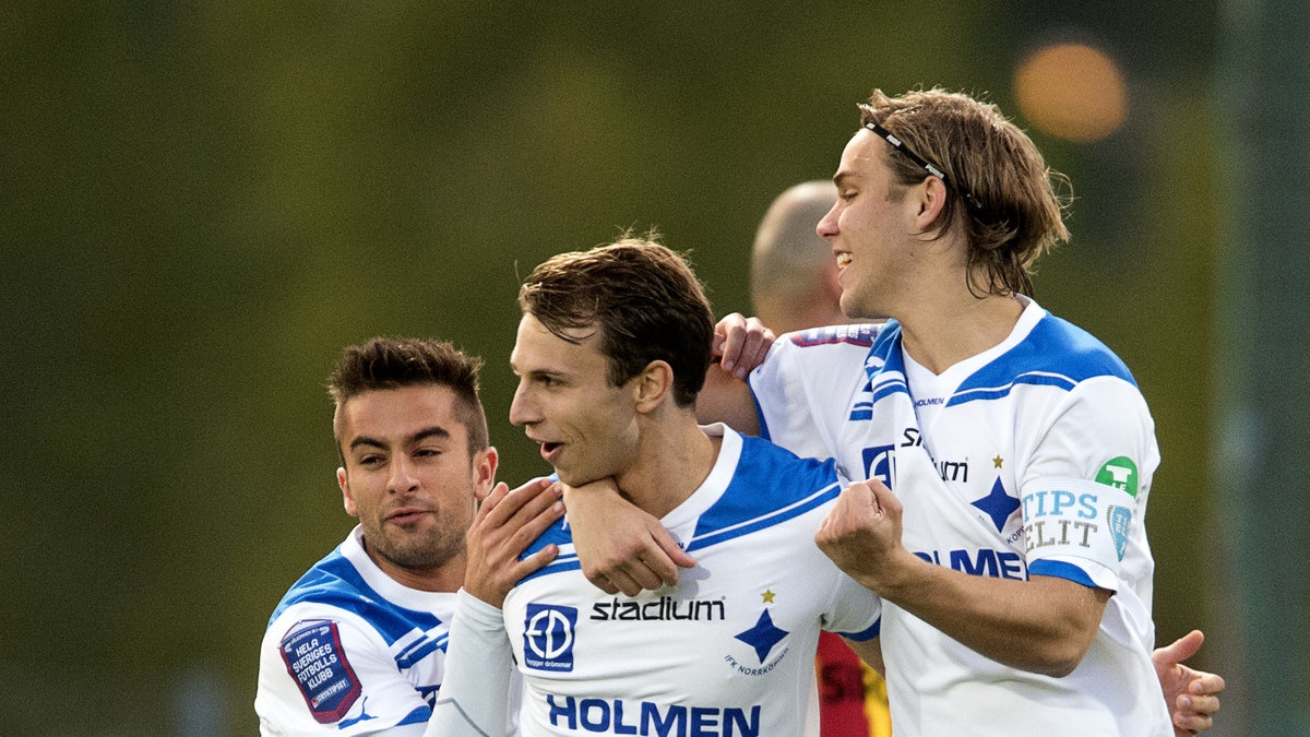 Lars Gerson Krogh (mitten) öppnade målskyttet för Norrköping i den andra minuten.