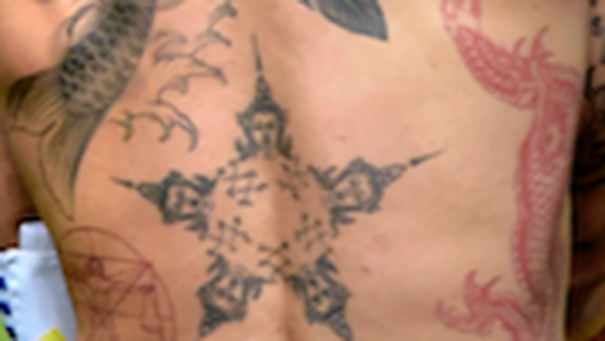 Vid ländryggen har Zlatan en till buddhistisk tatuering och ska stå för de fem elementen. 