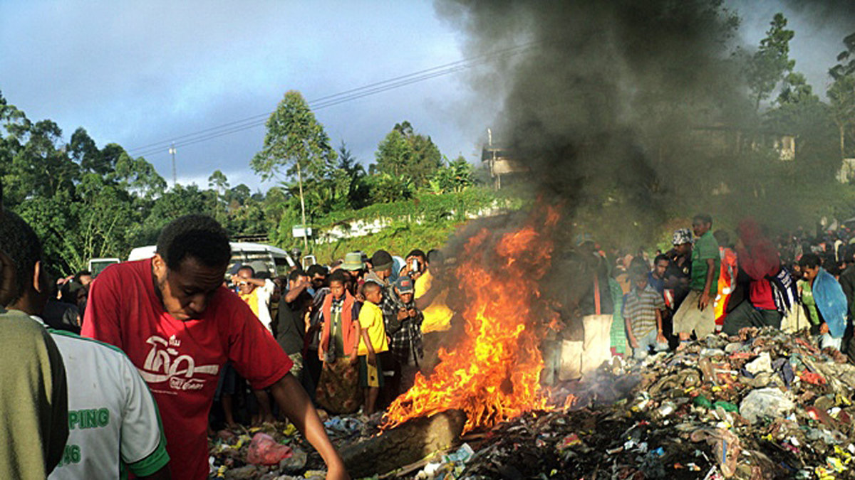 Den 6 februari brändes kvinnan Kepari Leniat ihjäl i Papua Nya Giunea, av stadsbor som trodde att hon var en häxa. Nu jagas "häxor" igen.