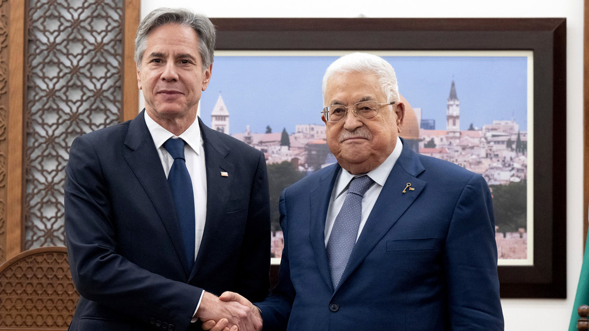 Palestinska myndigheternas ledare Mahmud Abbas (till höger) med USA:s utrikesminister Antony Blinken. Arkivbild.