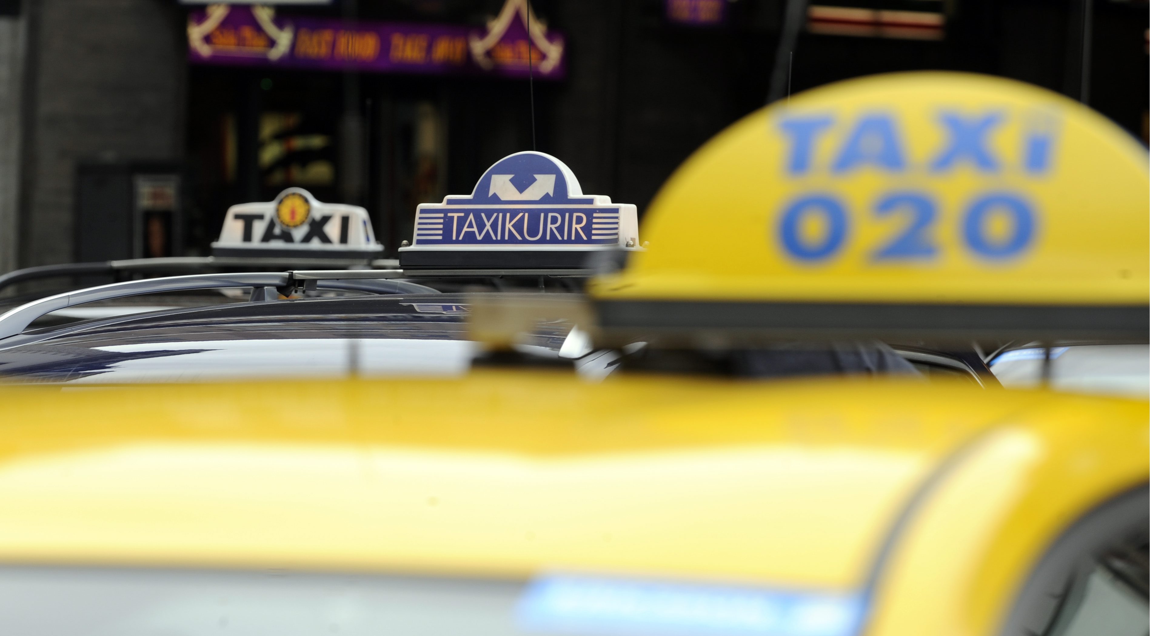 Taxi 020 har hand om körningarna.